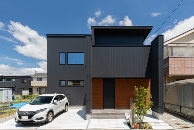 広々吹き抜けとスチール階段がオシャレな住まい