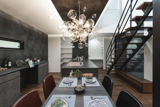 吹き抜け×鉄骨階段の大空間