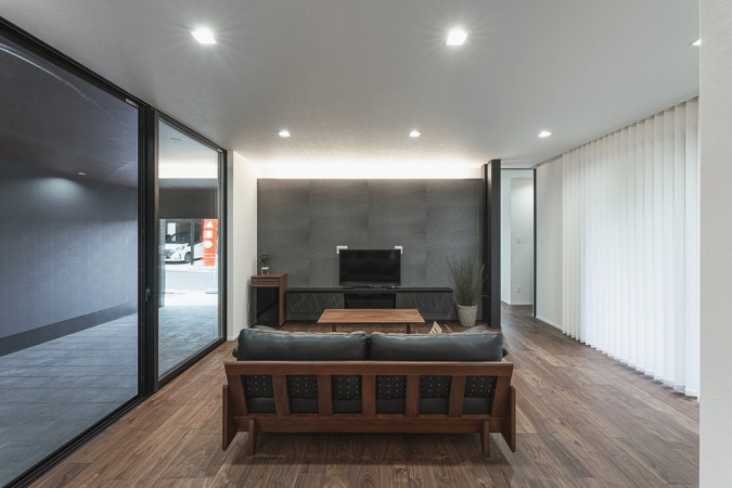 シックモダンなインガレージハウス