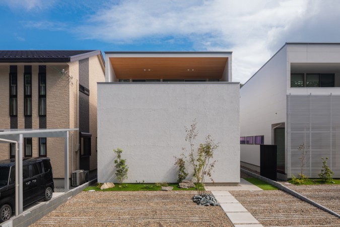 閉塞的な外観と開放的な内装