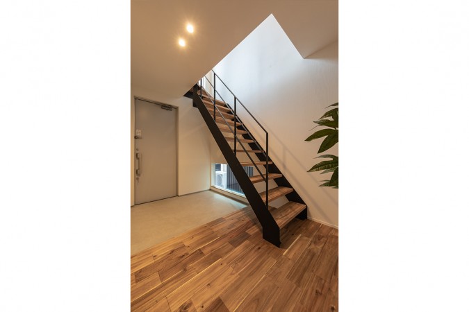 閉塞的な外観と開放的な内装