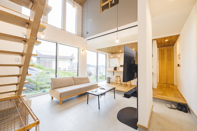 玄関と土間繋がりの開放的なリビング