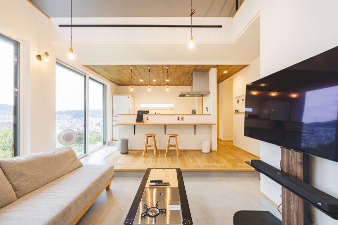 玄関と土間繋がりの開放的なリビング