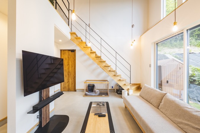 吹き抜け＋ストリップ階段で更なる開放感！