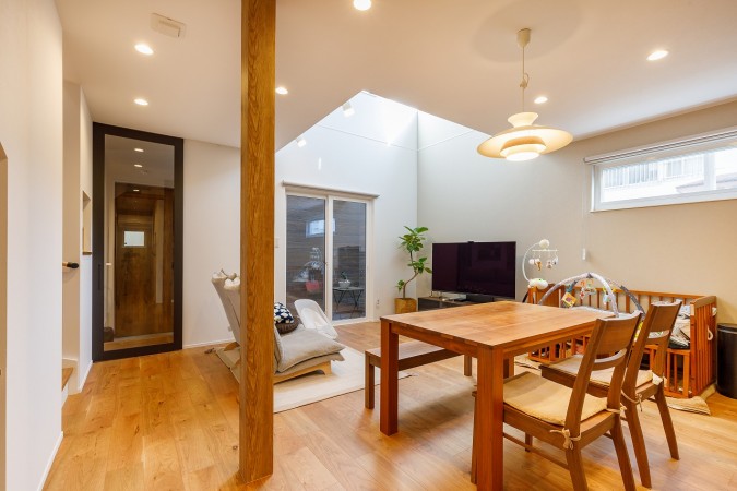 大きな吹抜けから広がる中庭とプライバシー守られるLDK