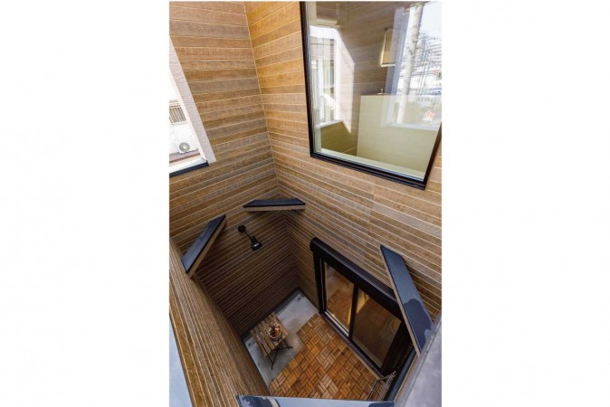 吹き抜けの中庭、吹き抜けを生かした共有のワークスペース