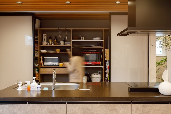 大きな吹抜けから広がる中庭とプライバシー守られるLDK