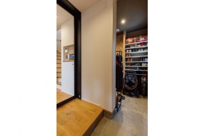 2WAYの玄関と回遊動線