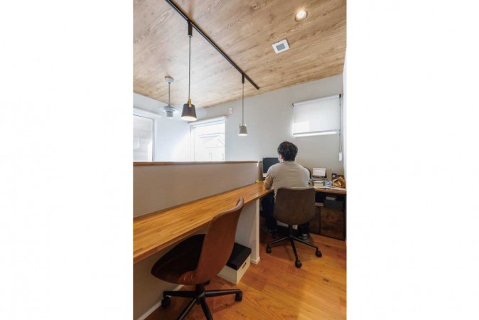 吹き抜けの中庭、吹き抜けを生かした共有のワークスペース