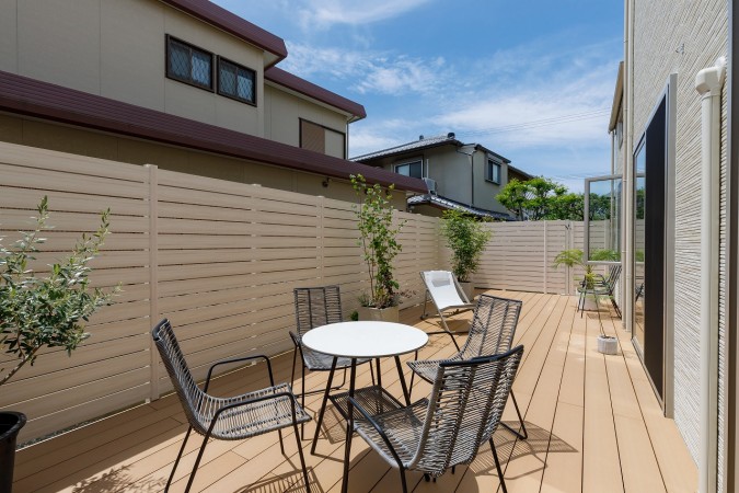 ストイックなデザインの外観