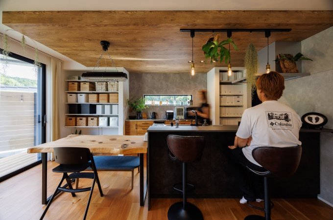 下がり天井が印象的な空間デザイン