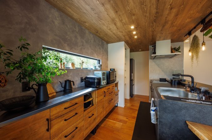 下がり天井が印象的な空間デザイン