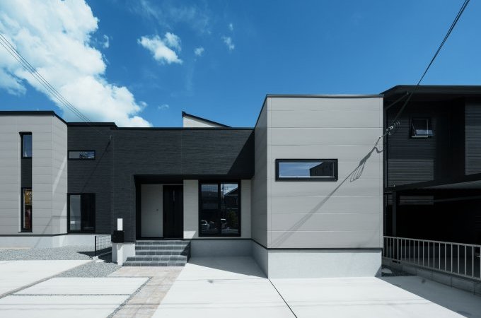 暖かい光が降り注ぐ勾配天井のある平屋