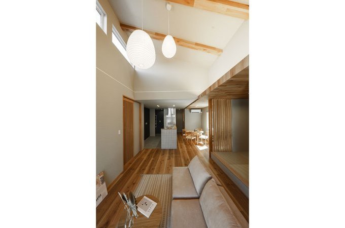 暖かい光が降り注ぐ勾配天井のある平屋