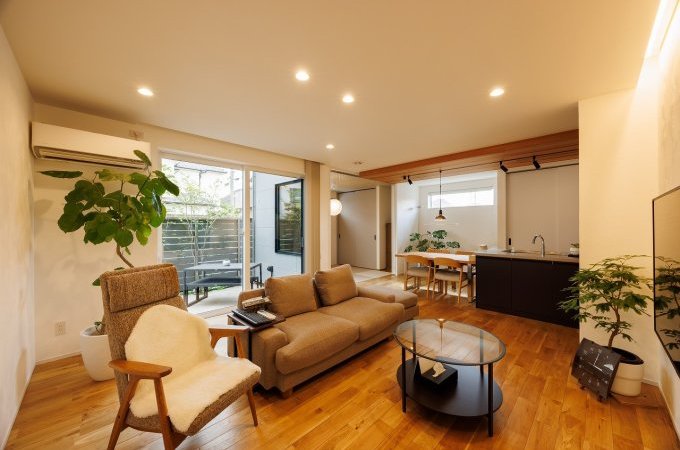 漆喰壁と無垢の自然素材を採用した明るい空間