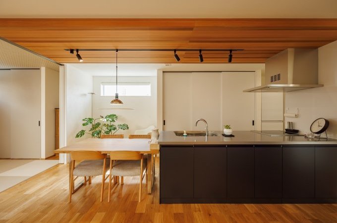 漆喰壁と無垢の自然素材を採用した明るい空間