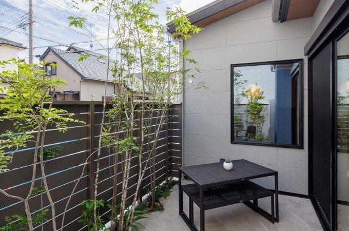 タイルデッキ×植栽の非日常を味わえるデザイン