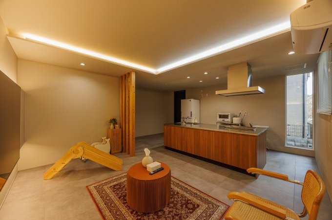 グレー×木目×間接照明のホテルライク空間