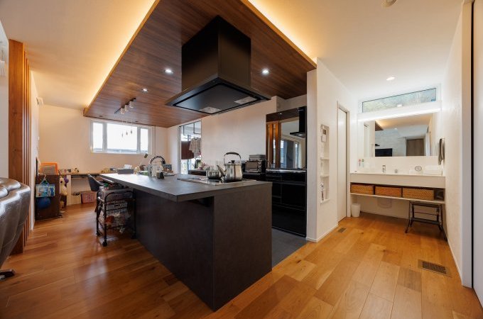 キッチンを中心に家事楽を追求した家事動線