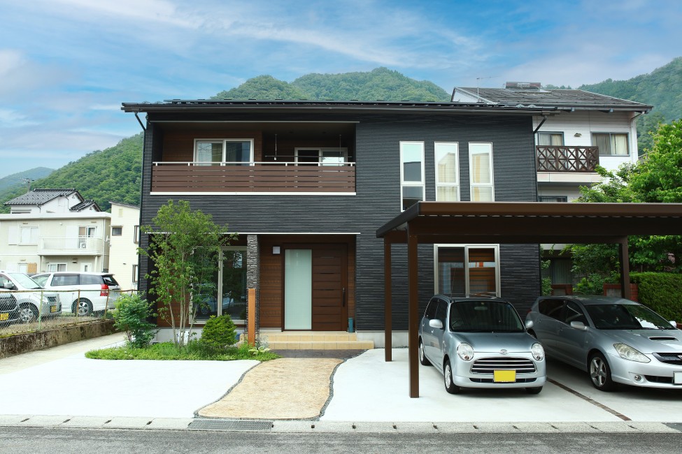 セカンドリビングと書斎を備えた収納力抜群の広々とした二世帯住宅