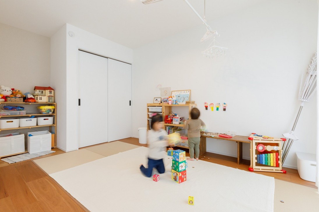 和室│リビング横には和室があり、お子様の遊ぶスペースにもぴったりです。