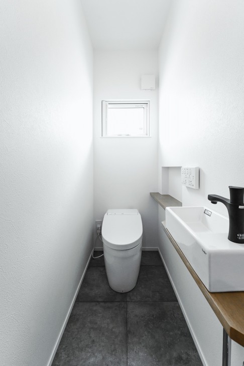 トイレ│白で統一されており、落ち着いたデザインです。造作の手洗がワンポイントとなり、オシャレな空間です。