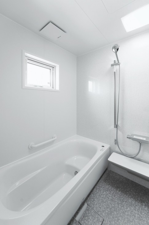 浴室│トイレと同様白で統一されています。ダブル断熱構造の床や魔法びん浴槽で、年中温かく快適です。