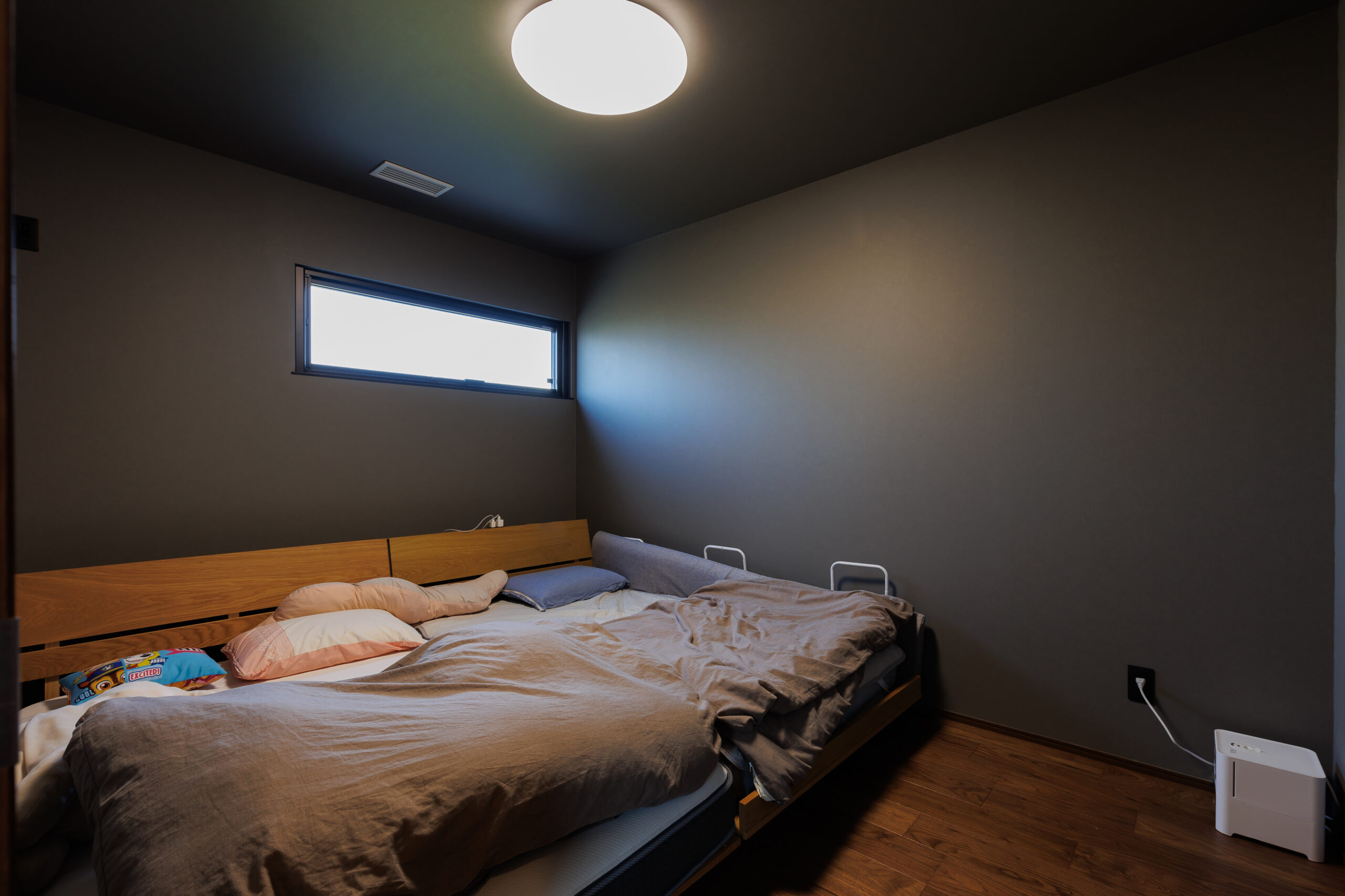 主寝室｜ワントーンで統一されたシックな主寝室は、落ち着きのあるホテルライクな空間となっております。全館空調により年中快適な温度を保つことができます。
