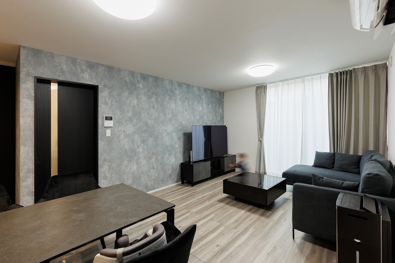 LDK│建具や床材などにあわせてグレー調で統一されたホテルライクな内装は高級感が漂っています。