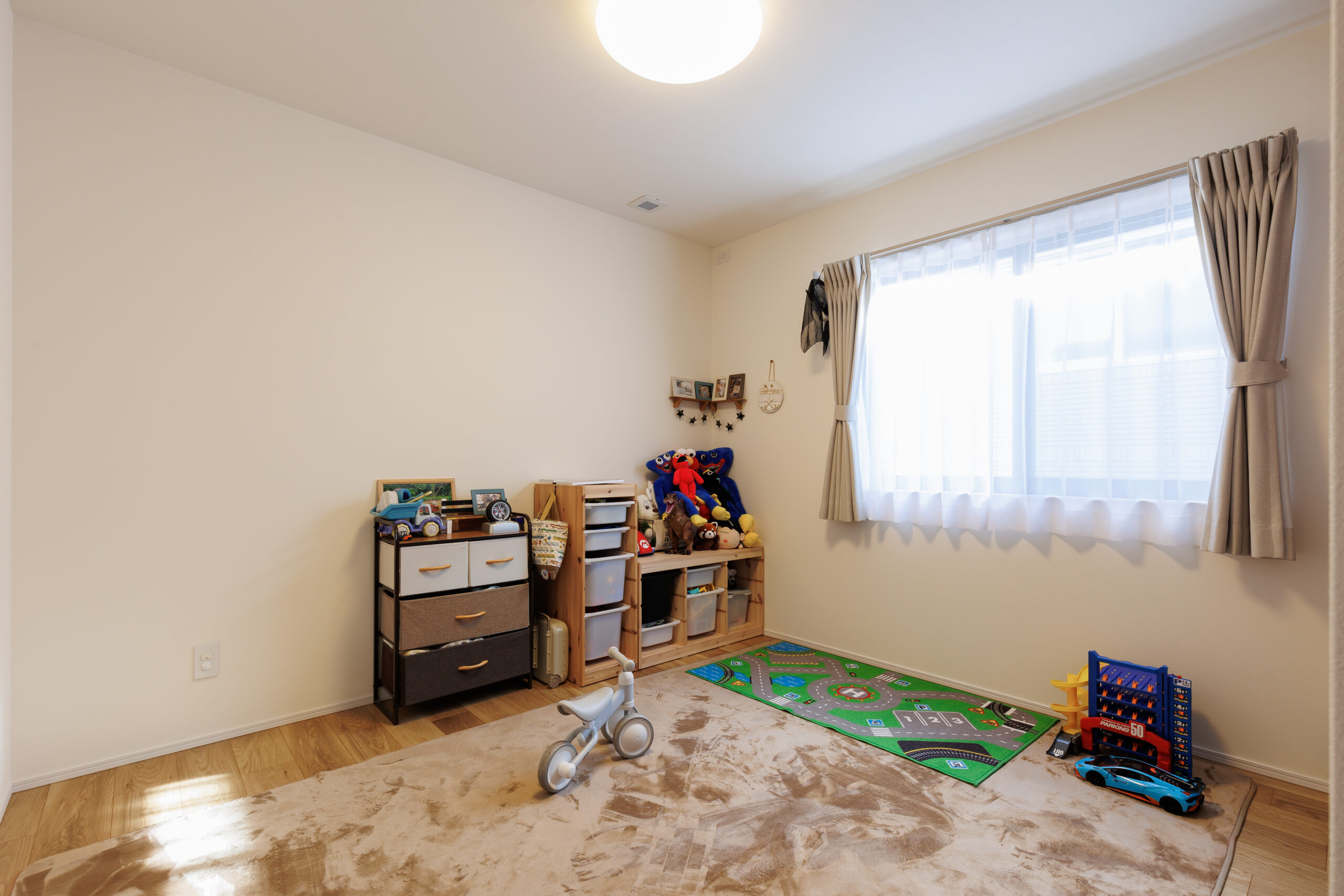 洋室│現在はお子様が小さいため子ども部屋として使用されており、成長に合わせて変化していくお部屋となっています。
