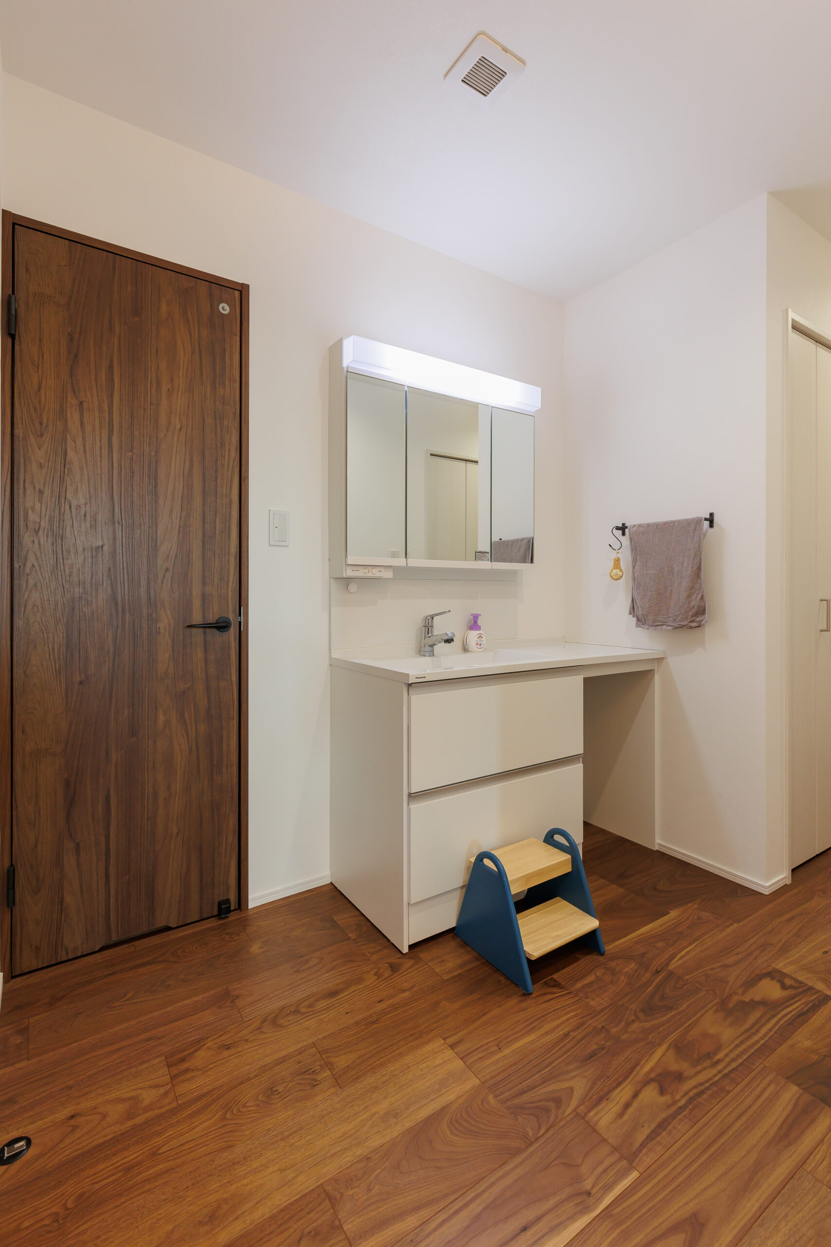 洗面室｜広めの洗面台が採用されており、お子様と並んで使うこともできます。廊下にも両端に収納スペースが設けられており、行き場に困るものも収納することができます。
