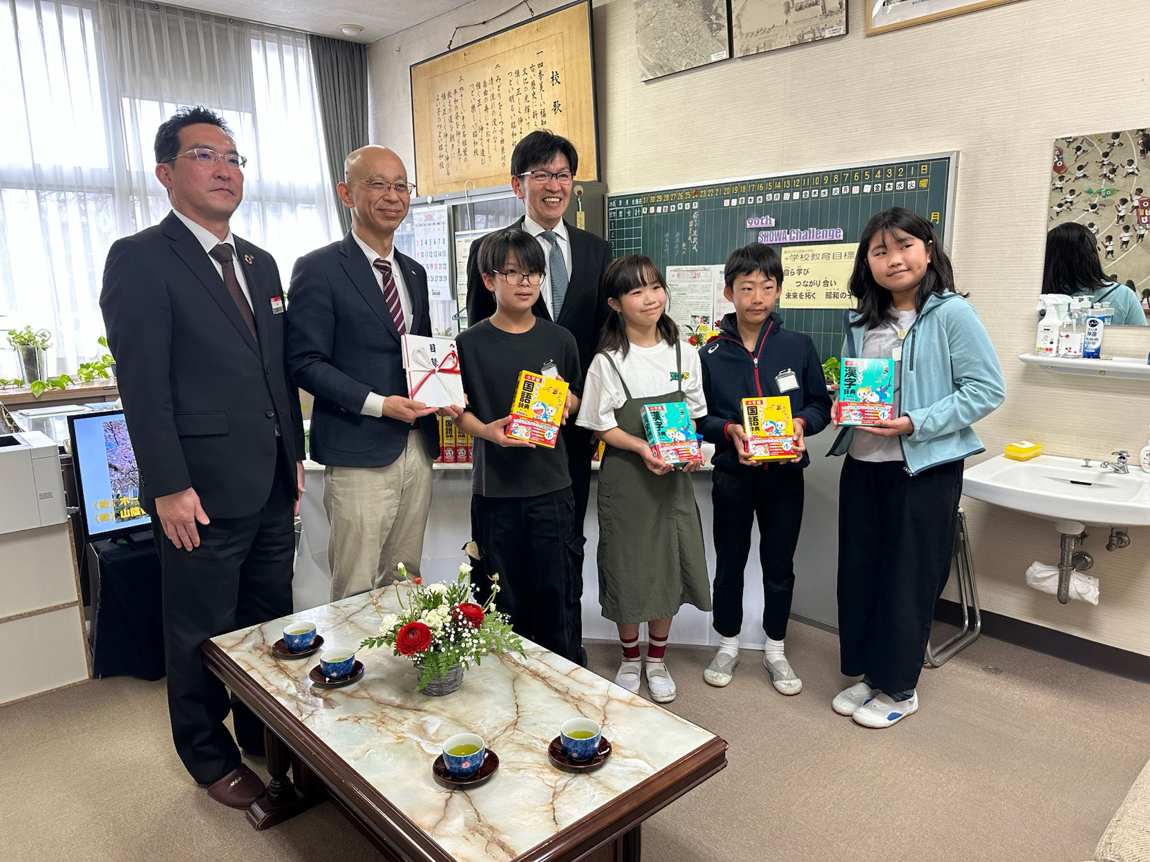 小学校に辞典を寄贈しました📚