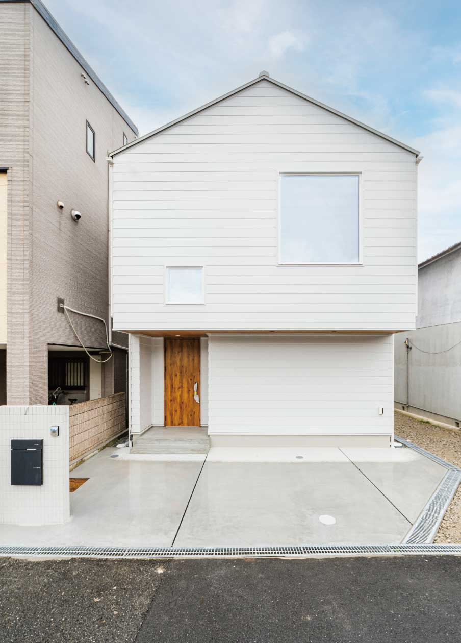 【大阪府羽曳野市】白いガルバリウム鋼板の三角屋根が可愛い わんちゃんと暮らすナチュラルモダンハウス