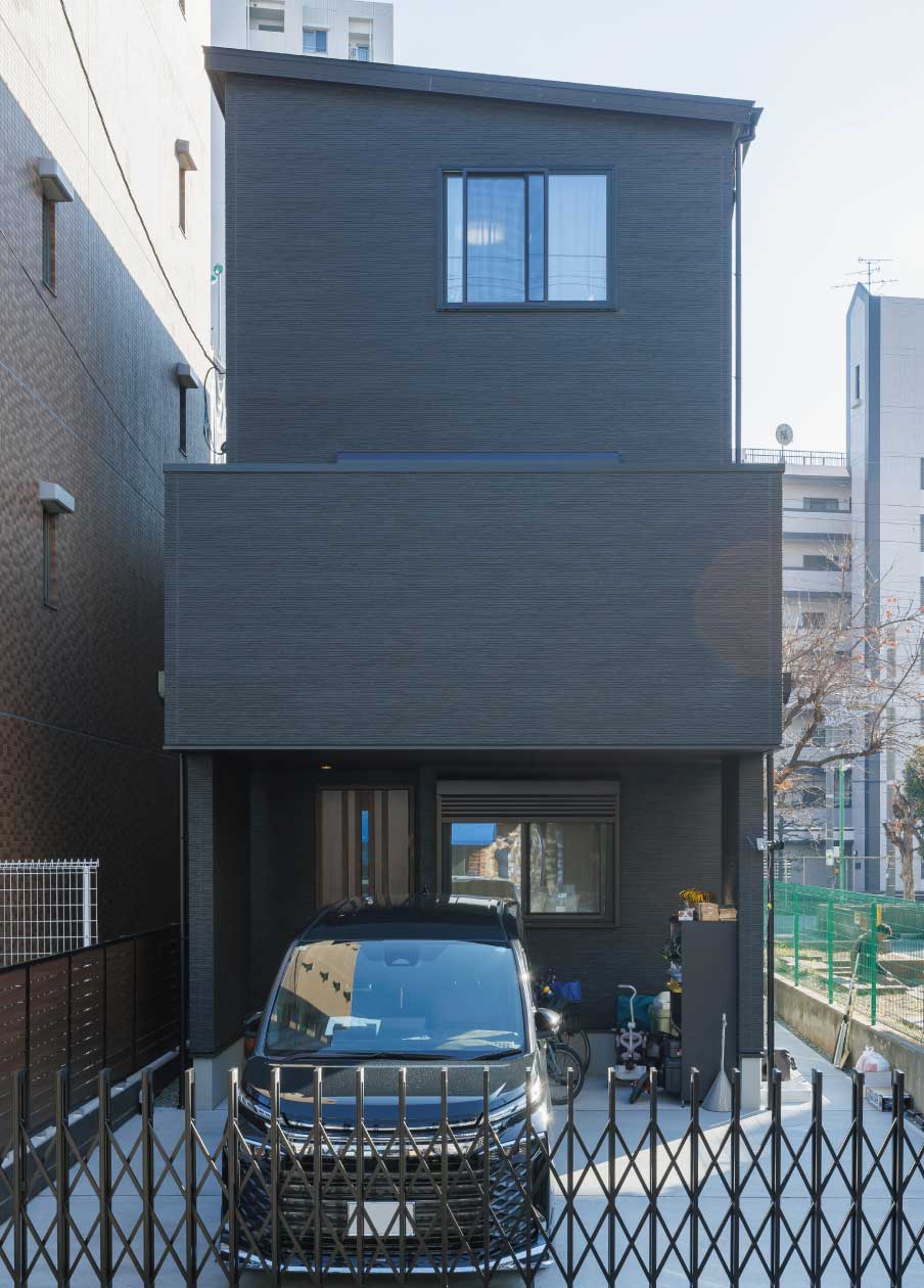【大阪府大阪市】3世帯6人が住む ブラックが映える3階建ての高性能住宅