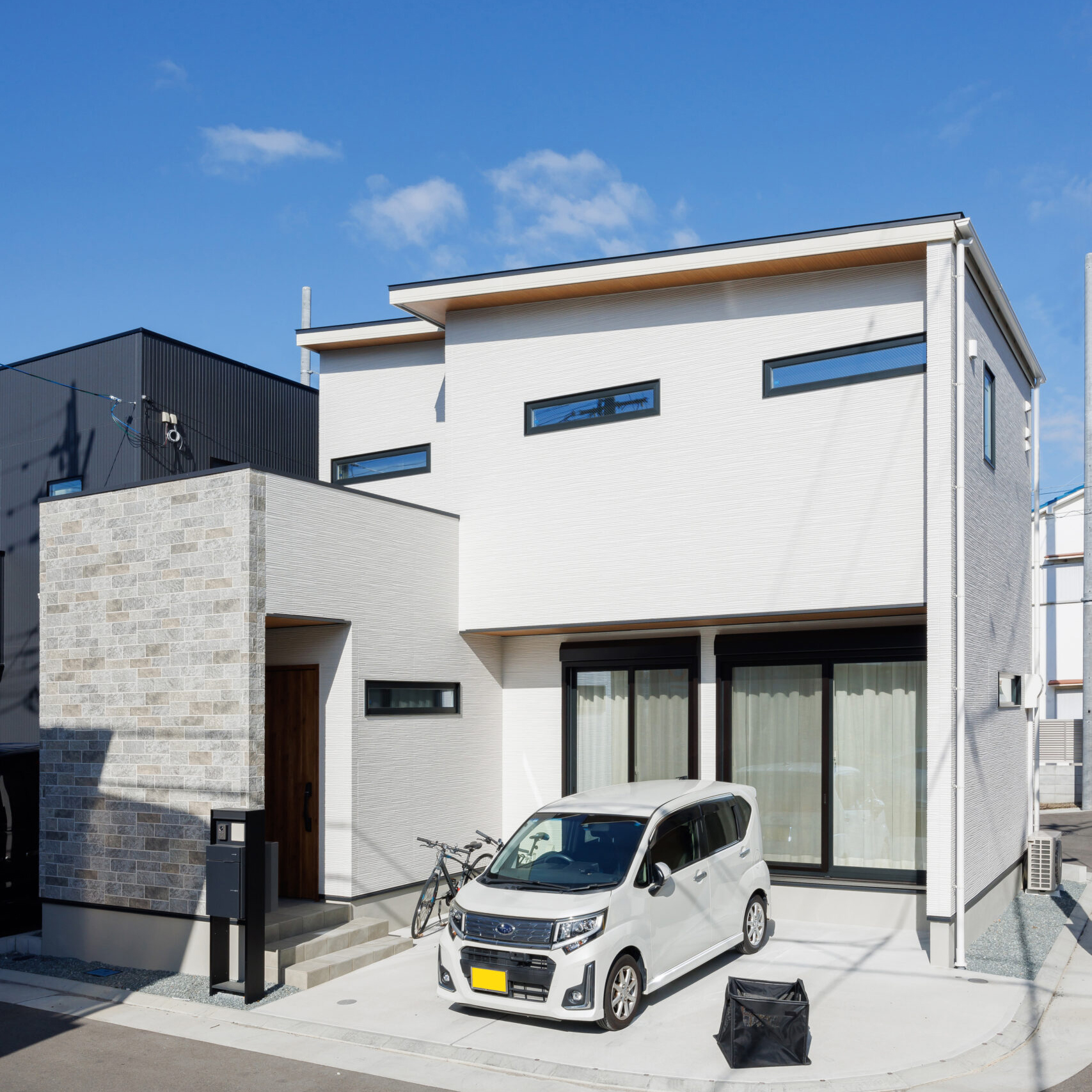 帖数以上に開放感のあるLDK！ホワイトに木目調が映えるモダンハウス