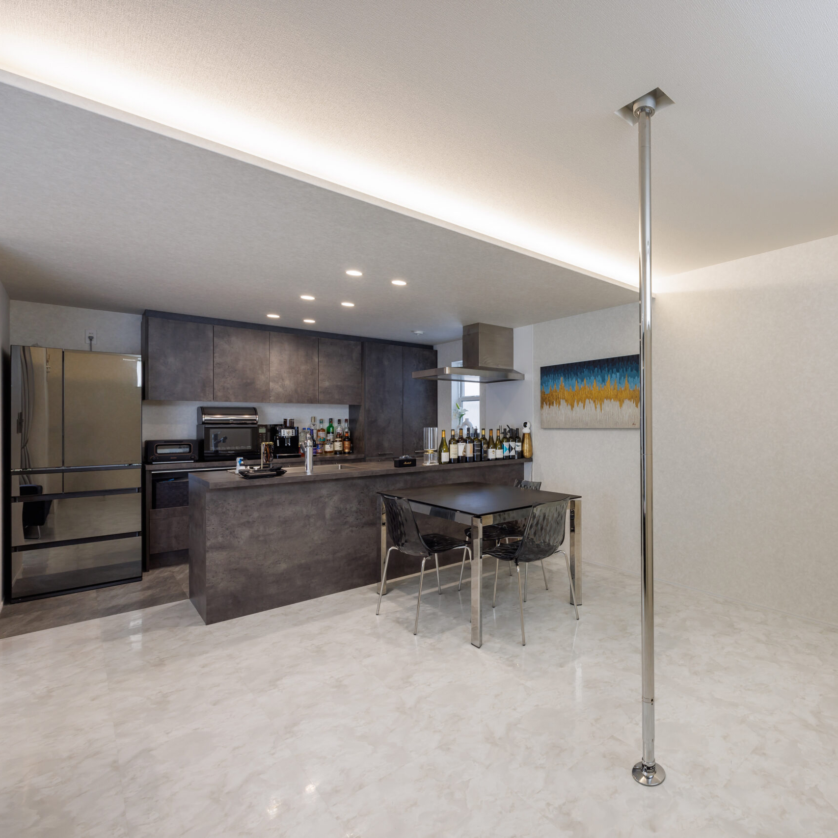 ポールのあるスタイリッシュにまとめた2階リビングのお家