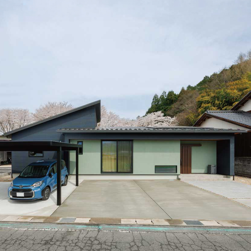 桜の木を眺められる自然素材の平屋のお家