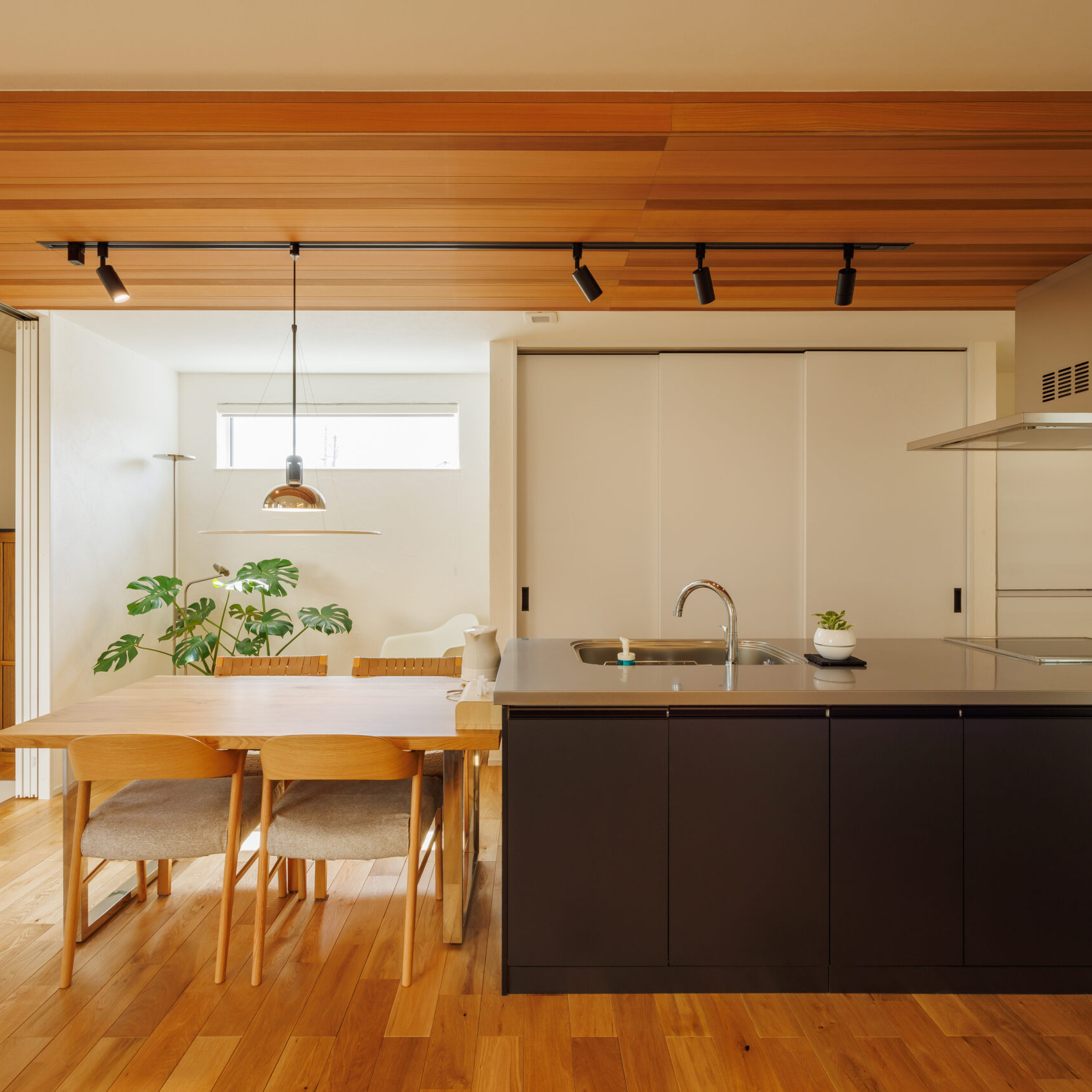 漆喰壁と無垢の自然素材×タイルデッキのお庭が見えるLDKの開放感溢れる回遊動線のお家