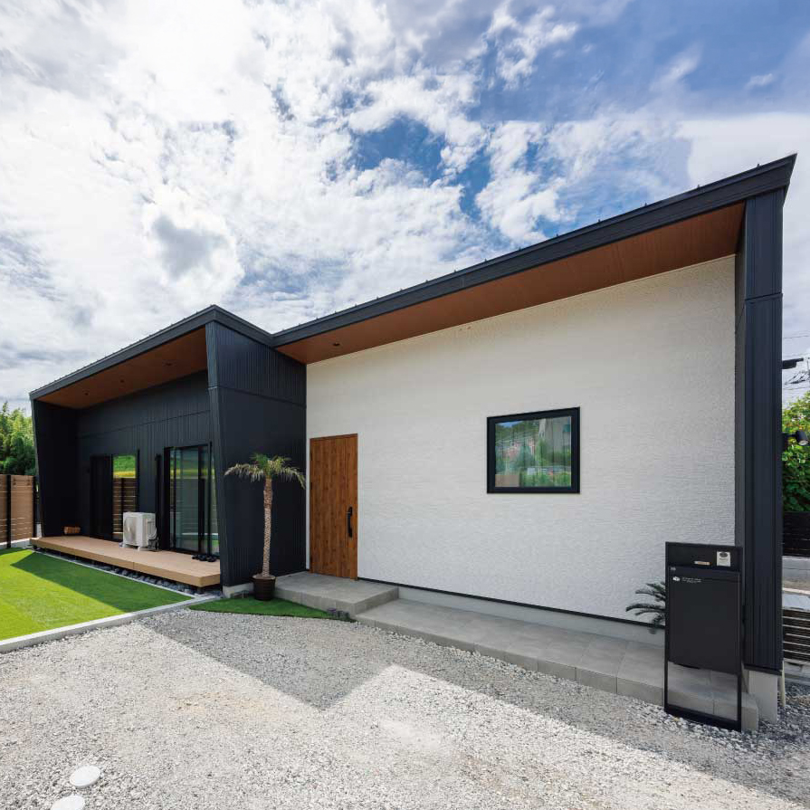 ヌックのあるこだわりの詰まった白×黒のシンプルモダン平屋