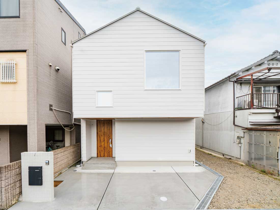 (dummy)白いガルバリウム鋼板の三角屋根が可愛い わんちゃんと暮らすナチュラルモダンハウス