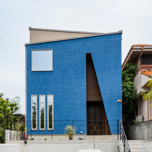 先鋭的なデザインとパノラマの景色が素晴らしいお家