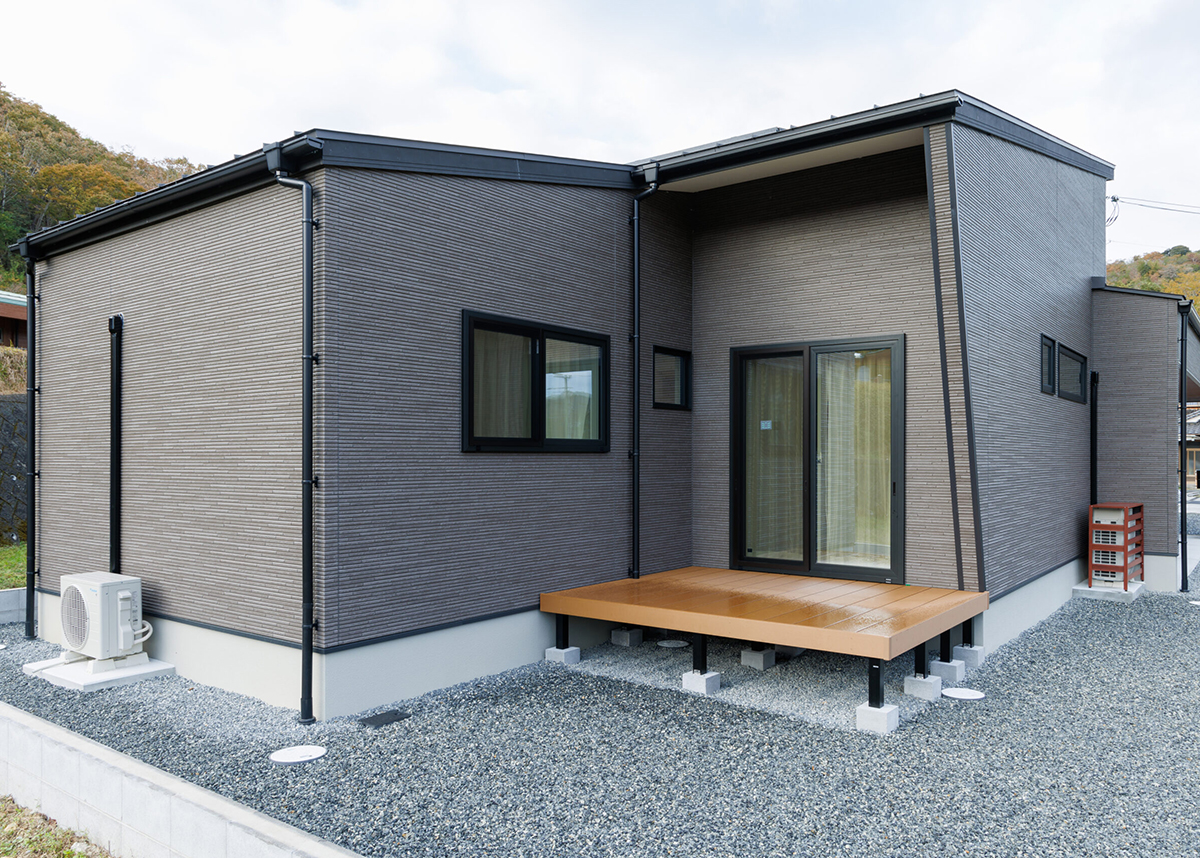 家族の気配が感じられる平屋のガレージハウス