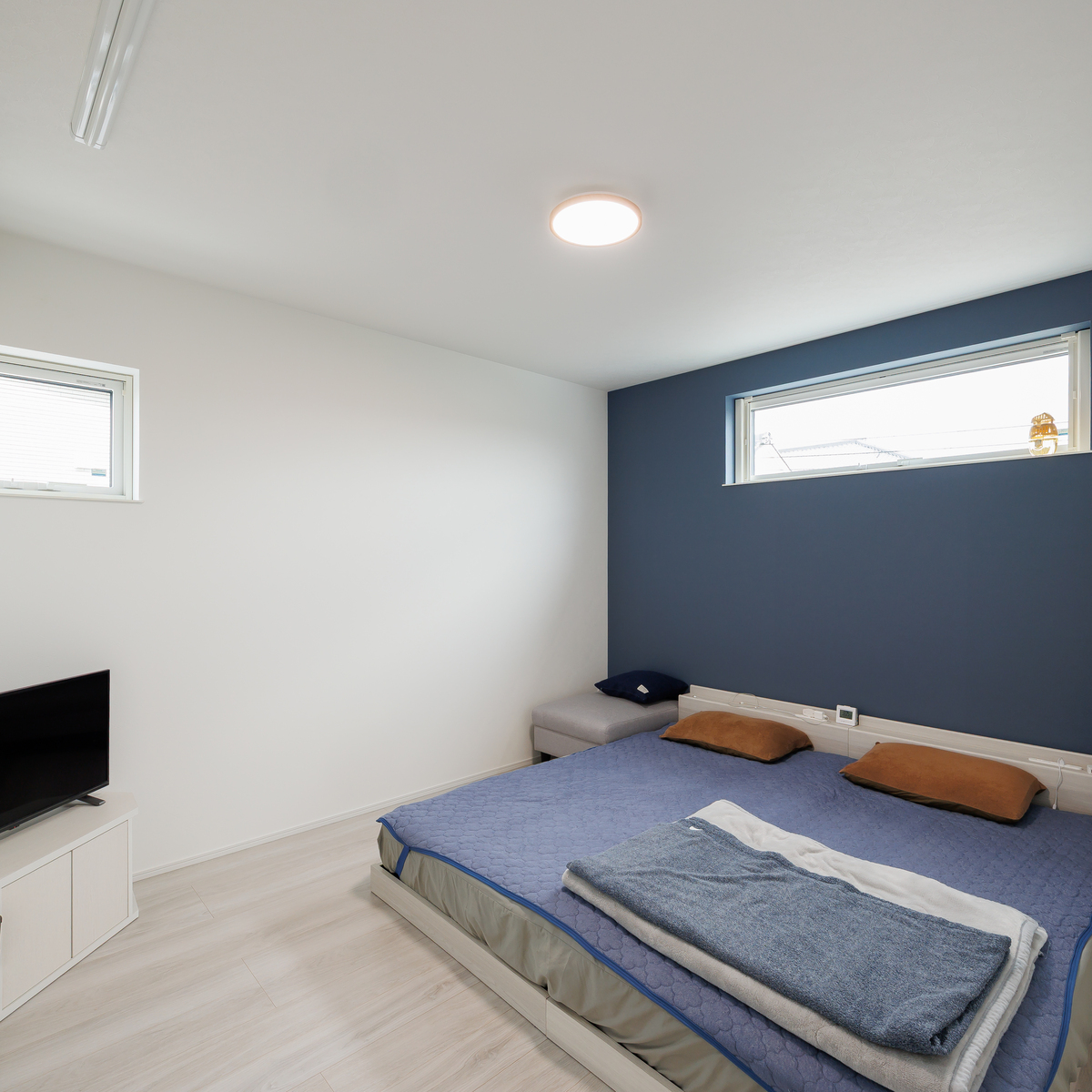 【プロ解説】壁紙・漆喰・タイル・木の特徴比較！トレンドと照明テクニックで叶えるワンランク上の内装選び