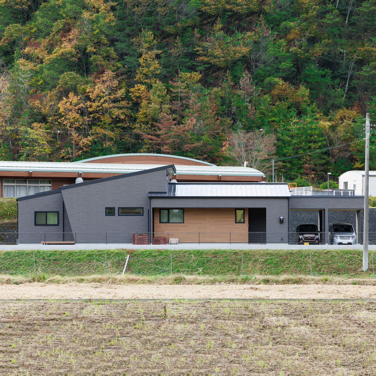 家族の気配が感じられる平屋のガレージハウス