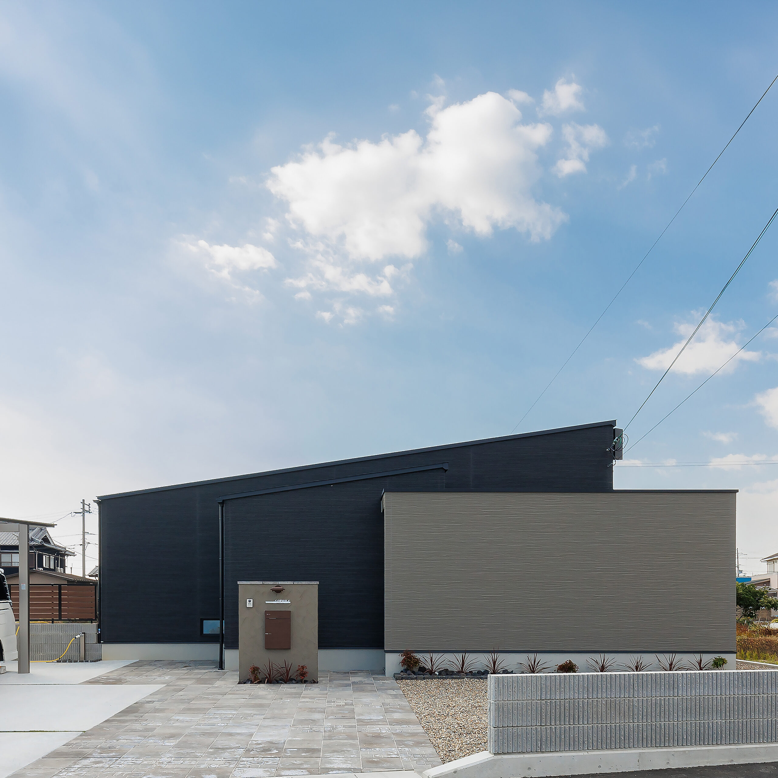 外は凛と、内は朗らか。家族の時間を一番美しく見せる平屋