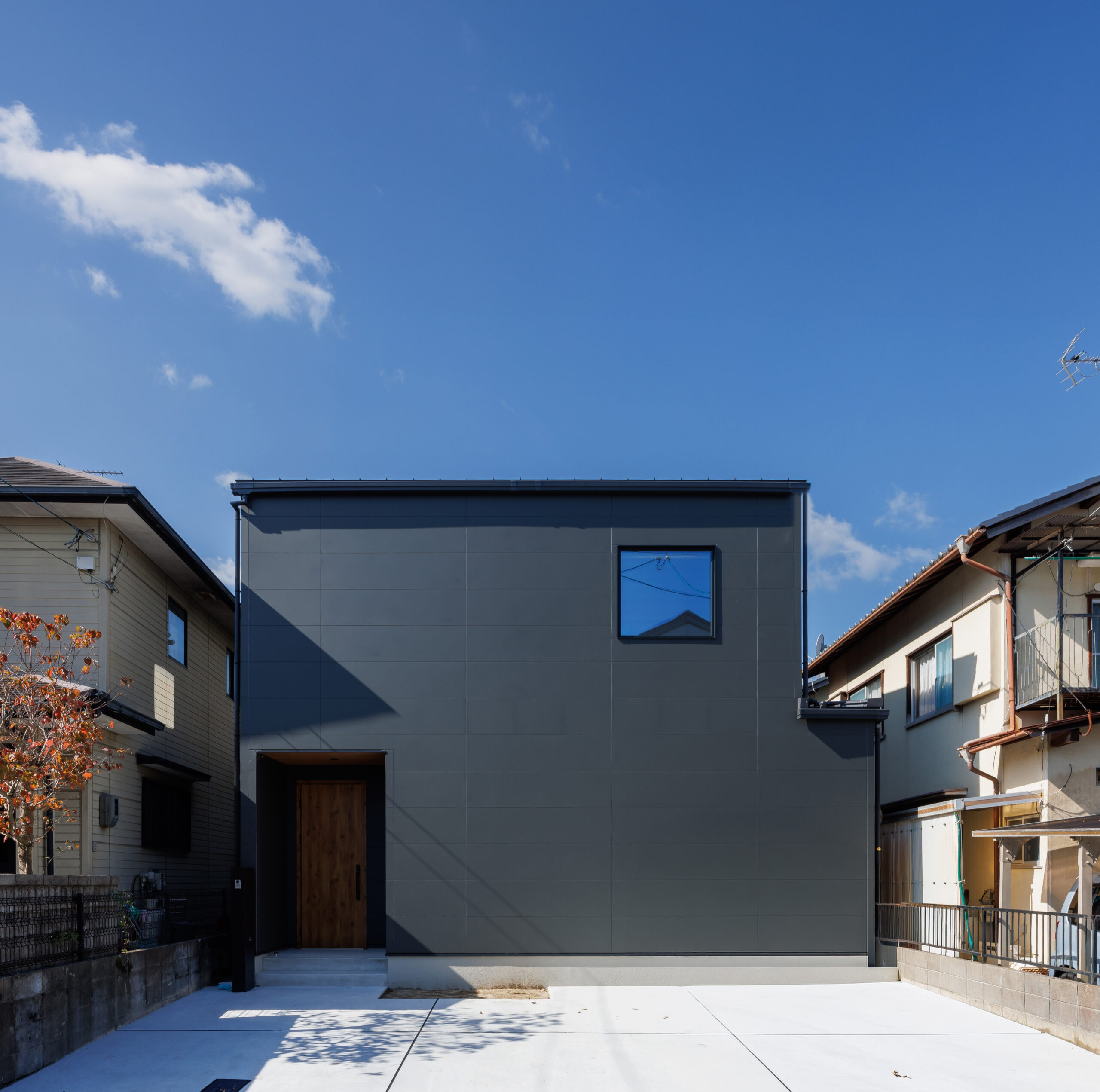 温かみと間接照明のコントラストが映える洗練された贅沢空間