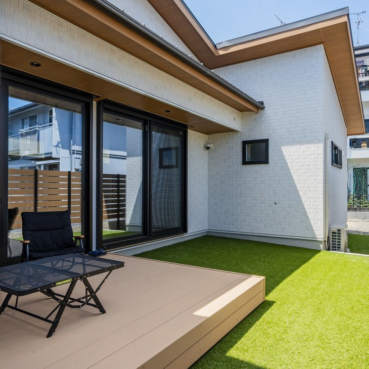 無垢のフロアで温かみのある、勾配天井が開放的な平屋のお家