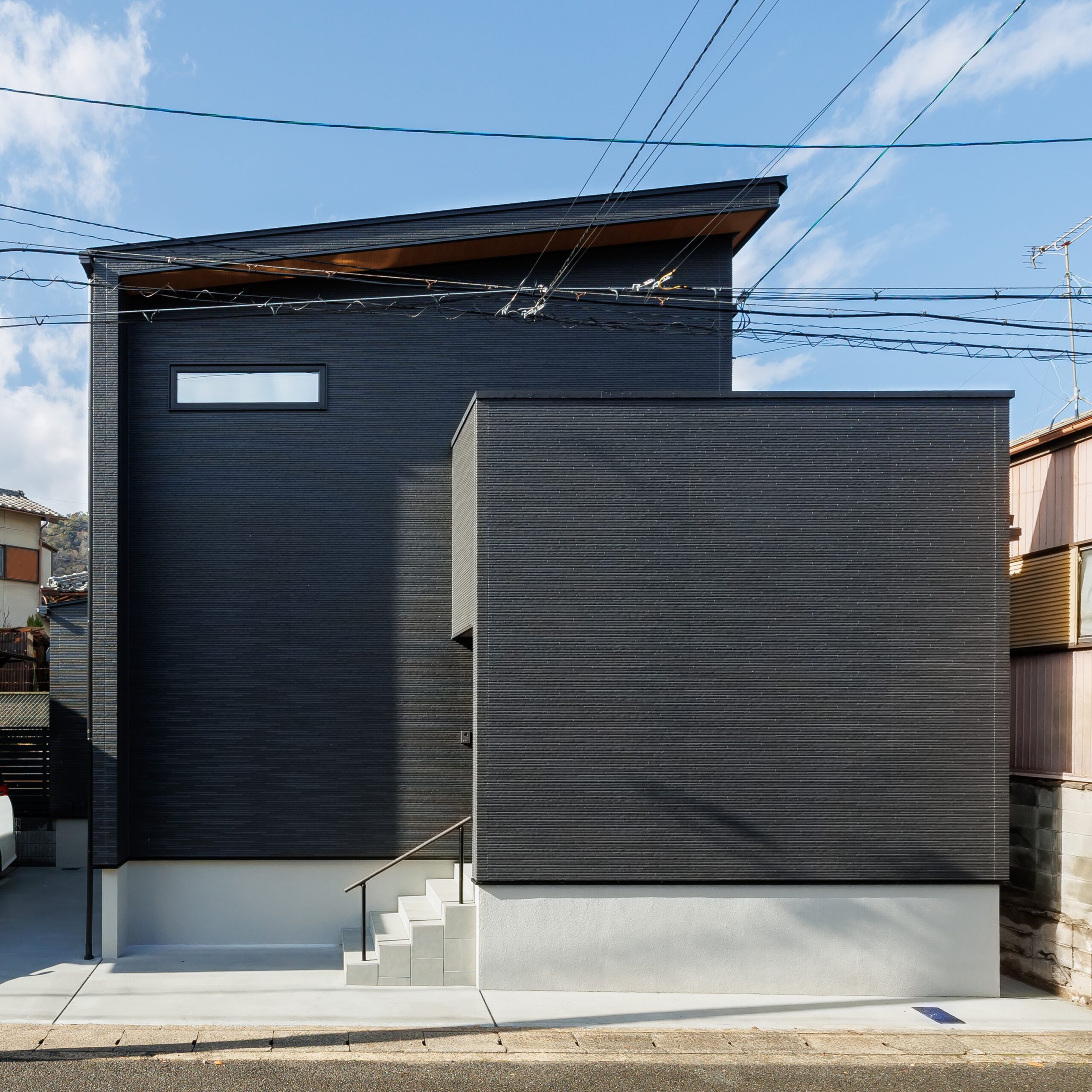 グレー×ブラックで上質にまとめた、ホテルライクのお家