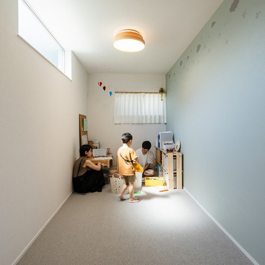 無垢フロアで温かみのある、勾配天井が開放的な平屋