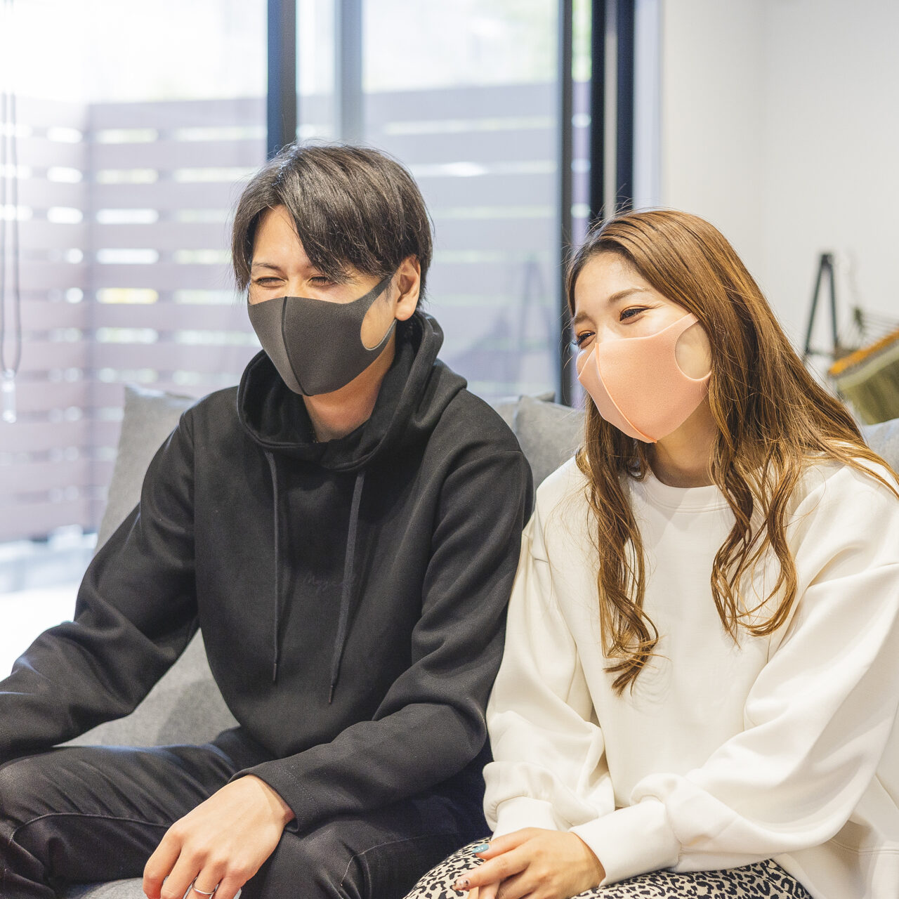 開放的なリビングと広々タイルデッキが魅力的なモダンハウス